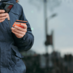 homme naviguant sur son smartphone