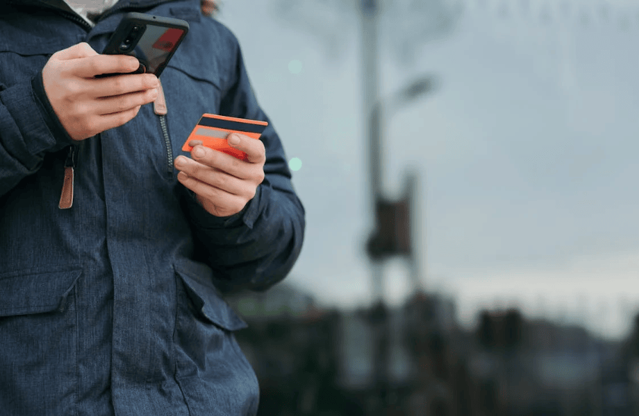 homme naviguant sur son smartphone